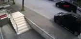 Ümraniye'de gaspa uğrayan sürücü, aracındaki beyzbol sopasıyla gaspçıya vurdu. Kavga güvenlik kamerasına saniye saniye yansıdı.