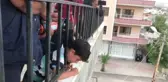 Kafası balkon korkuluğuna sıkışan çocuk kurtarıldı