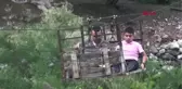 ARTVİN ÇORUH NEHRİ'NDEN İLKEL TELEFERİKLE GEÇİP AKRABALARIYLA BAYRAMLAŞIYORLAR