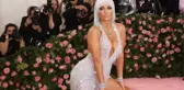 Fiziğiyle hayran bırakan Jennifer Lopez'i yırtmacı ele verdi