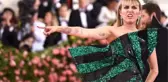 Ünlü şarkıcı Miley Cyrus'tan kendisini elleyip öpmeye çalışan adama öfkeli yanıt