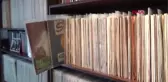 Müzik aşığı koleksiyoner 55 yıldır biriktirdiği 15 bin parça plağa gözü gibi bakıyor