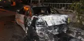 Kundaklanan otomobil alev topuna döndü