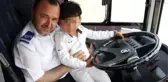 Otobüs şoförü, unutulan çocuğu ailesine teslim etti