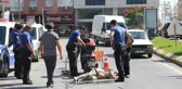 Yarı çıplak halde önce otomobili sonra da motosikleti gasp etti!