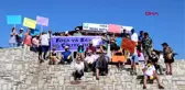 İZMİR Foça kıyılarında önce insan zinciri oluşturdular, sonra temizlik yaptılar