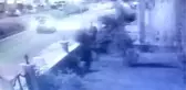 Yolcu minibüsü ile hafif ticari aracın çarpışması kamerada