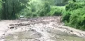 Heyelan sonucu beldeye ulaşım sağlanan yol kapandı