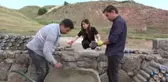 Pet şişelerle okulun bahçe duvarını ördüler