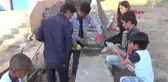 VAN OKULUN BAHÇE DUVARINI ÇEVRE BİLİNCİ İÇİN KUM DOLU PET ŞİŞELERLE ÖRDÜLER