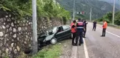 Otomobil direğe çarptı: ikisi ağır 3 yaralı