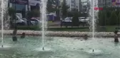 ANTALYA Sıcaktan bunalan çocuklar süs havuzunda serinledi