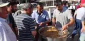 Sivas'ta bir esnaf Mursi için helva dağıttı