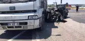 Otomobil kamyonun altına girdi: 1 ölü 3 yaralı