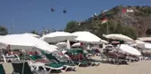 Alanya'da aşırı sıcaktan bunalan tatilciler sahile akın etti