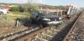 SİVAS Raylarda takılı kalan otomobil panik yarattı