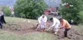 Kaymakam ve Belediye Başkanı kazmayı eline aldı, tarlaya girdi