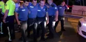 TRAFİK KAZASINA MÜDAHALE EDEN POLİSLERE OTOMOBİL ÇARPTI: 2'Sİ POLİS 8 YARALI