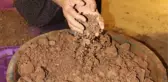 Bitlisli kadınlar çamurdan para kazanıyor
