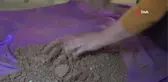 Bu beldede kadınlar, çamurdan para kazanıyorlar