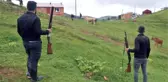 Köy halkı, tüfekle sürülerinin başında kurt nöbeti tutuyor