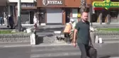 ÇANAKKALE Yaya geçitleri kapatılınca refüjü böyle geçtiler