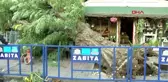 10 METRELİK AĞAÇ 2 LOKANTANIN ÜZERİNE DEVRİLDİ, BİR DAİRENİN CAMINI KIRDI