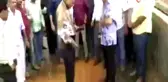 Hintli vekil mühendisin başından aşağı çamur boşalttı