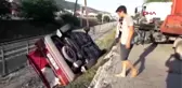 Demir yolunun yanına uçan otomobildeki baba- kız yaralandı