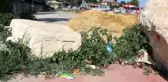 Tarihi eseri yol kapatmak için kullandılar