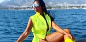 İkoncan Süreyya Yalçın'ın neon renkli bikinisi herkesi şaşırttı