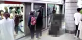 Ünlü spiker kadınların etek altından fotoğrafını çekerken yakalandı