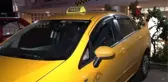 Kısa mesafeyi duyunca yolcuyu araçtan indirmeye çalışan taksici men edildi