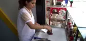 Sıcaktan bunalanlar Tayland usulü tava dondurma ile serinliyor