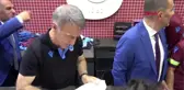 SPOR Ahmet Ağaoğlu, TS Clup mağazasında forma satışı yapıp, imza dağıttı