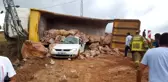 Devrilen kamyondan dökülen kayaların altında kalan sürücü öldü