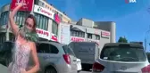 Kadın sürücü kendisine korna çalan araca çekiçle saldırdı
