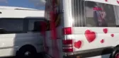 Öğrenci servisini gelin arabası yaptı