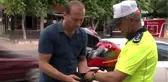 Otomobilin arka lastiği kafasının üzerinden geçen motosiklet sürücüsü o anları anlattı