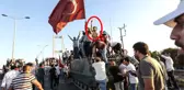 15 Temmuz'da köprünün üstündeki askerin kafasını kestiğini iddia etti