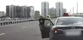 Araçtan yola atılan yavru kediyi kadın sürücü kurtardı