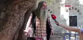 İSTANBUL-SAHAFLAR ÇARŞISI'NIN SEMBOL İSMİ KİTAPLARINI ÜSTÜNE ASARAK SATIYOR