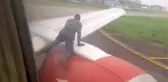 Kalkışa hazırlanan uçağın kanadına çıkıp içeri girmeye çalıştı
