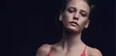 Serenay Sarıkaya bacak pozuyla tüm dikkatleri üzerine çekti!