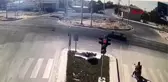 Otomobil, ışık ihlali yapan motosiklete çarptı: 4 yaralı; KAZA ANI KAMERADA