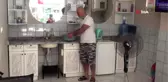 Berberden ilginç hizmet...Hem tıraş ediyor, hem de serinletiyor