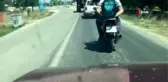 Trafikte şaşırtan görüntüler...Eşeği dört tarafından kamyonete bağlayıp böyle taşıdılar