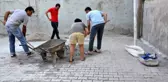 Meslektaşları tatilde, onlar okulu yeniliyor