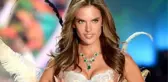 Dünyaca ünlü model Alessandra Ambrosio, üstsüz pozuyla mest etti