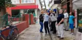 Ağaçta mahsur kalan kediyi itfaiye kurtardı